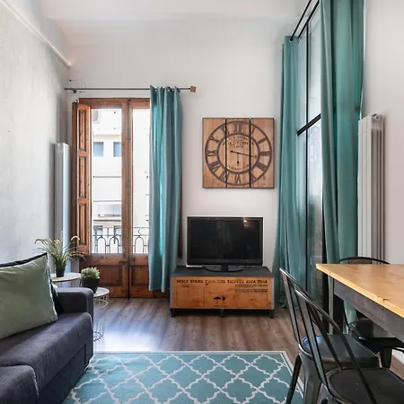 Beautiful Renovated Loft Minutes From The דירה *
