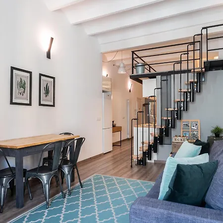 Beautiful Renovated Loft Minutes From The דירה *